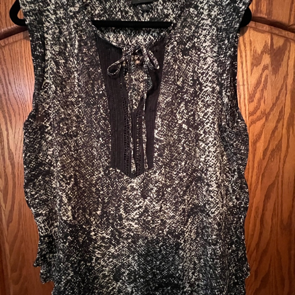 2 for $12 💲⬇️ - Chic Black and White Sleeveless Blouse
